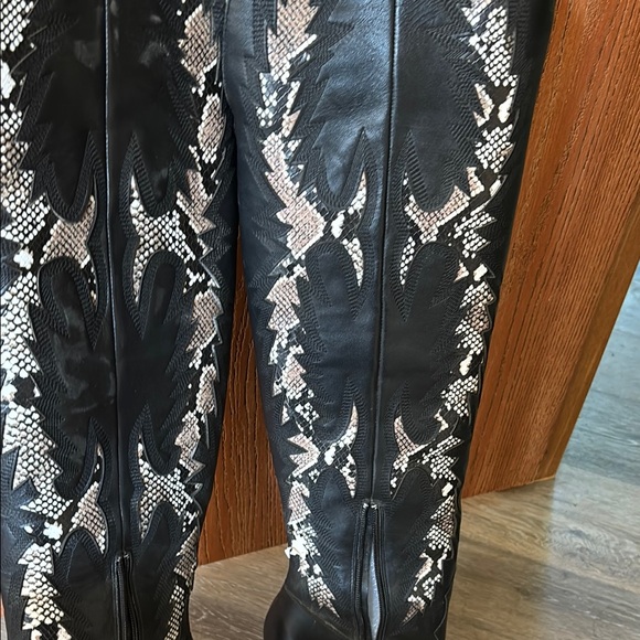 Gianni Bini Katyanna snake & black boots - Picture 12 of 14